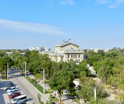 Вид с балкона номера на театр им. А.С. Пушкина в Евпатории